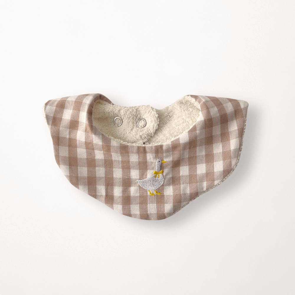 Babybib Gans Karo bestickt – Lätzchen – Bild 5