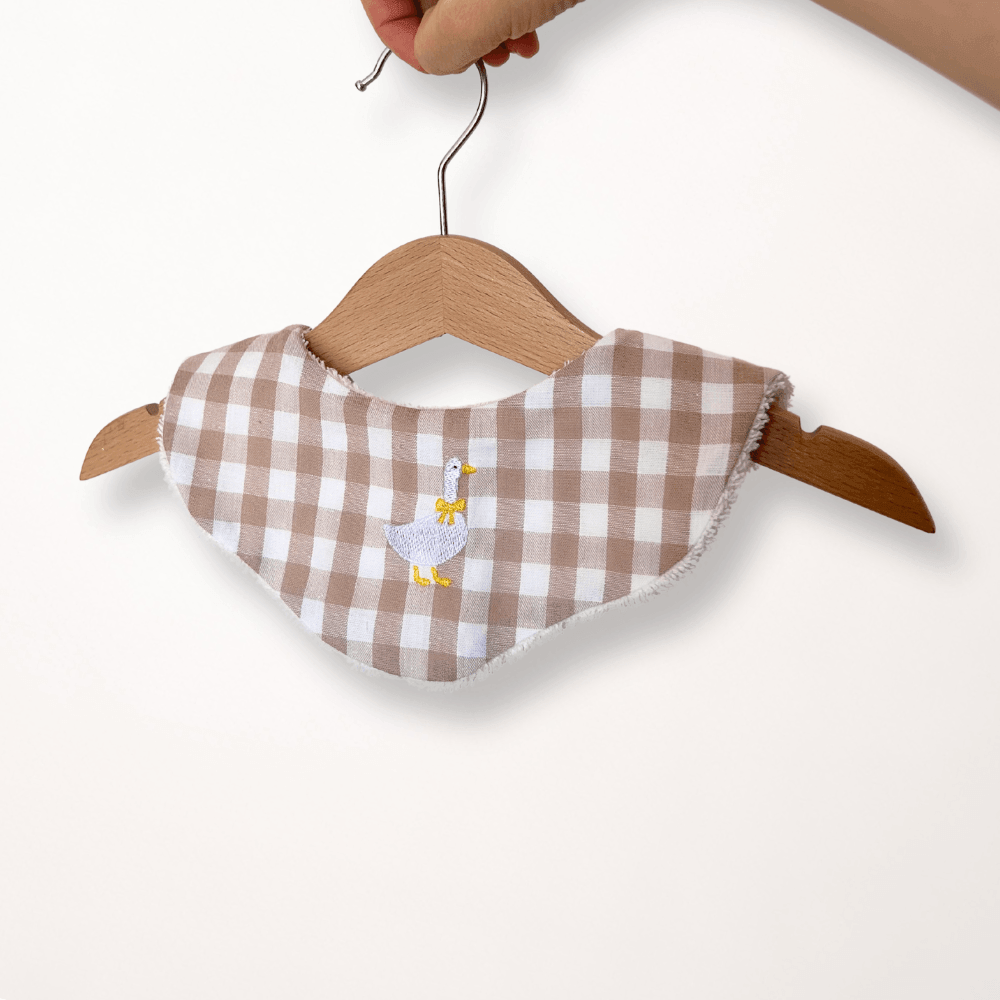 Babybib Gans Karo bestickt – Lätzchen – Bild 2