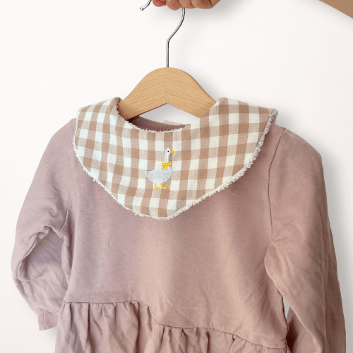 Babybib Gans Karo bestickt – Lätzchen