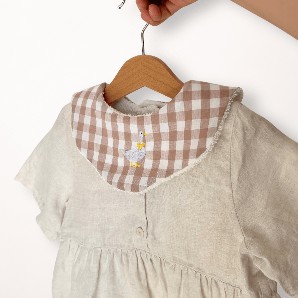 Babybib Gans Karo bestickt – Lätzchen – Bild 7