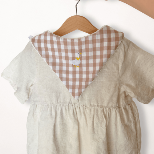 Babybib Gans Karo bestickt – Lätzchen