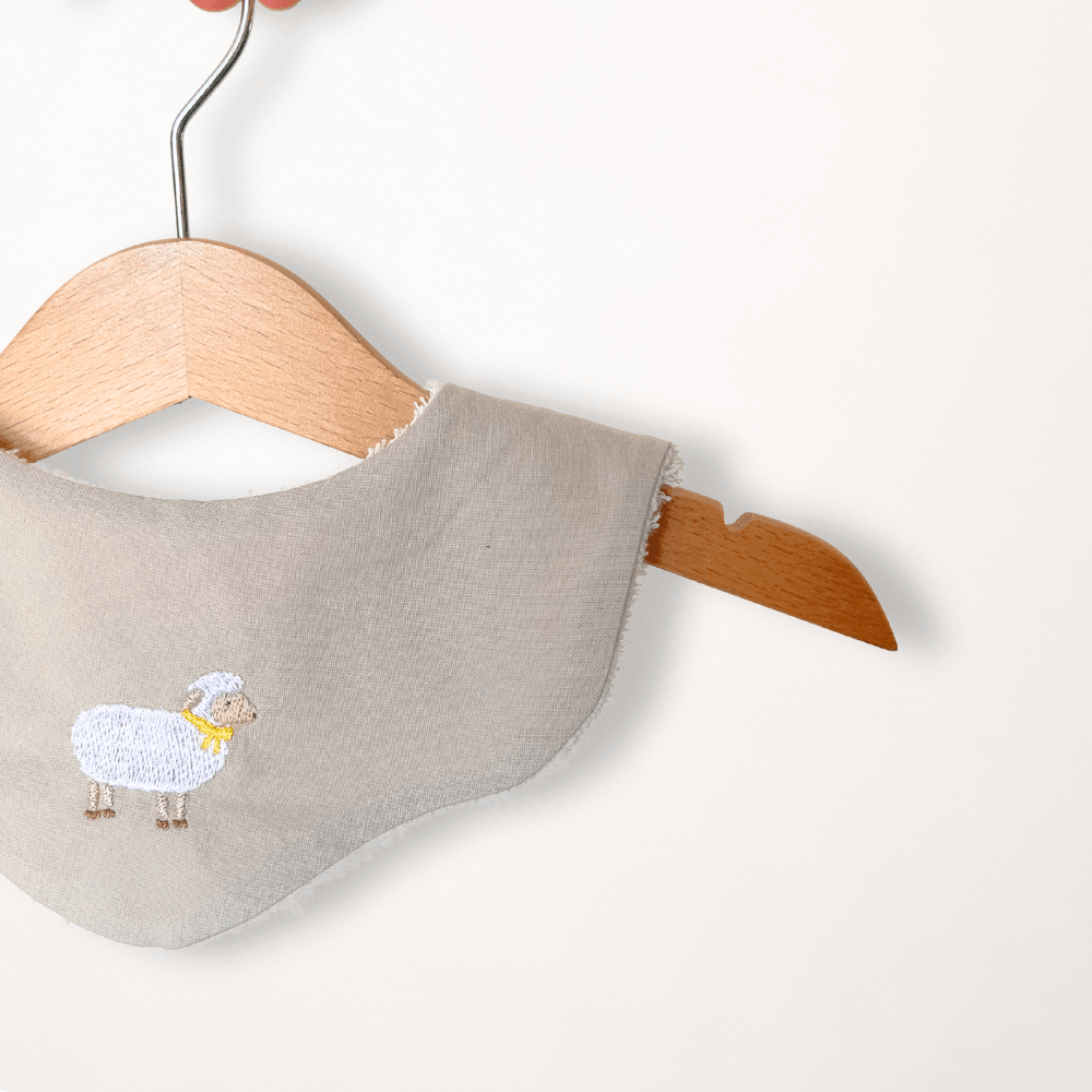 Babybib Schaf bestickt – Lätzchen