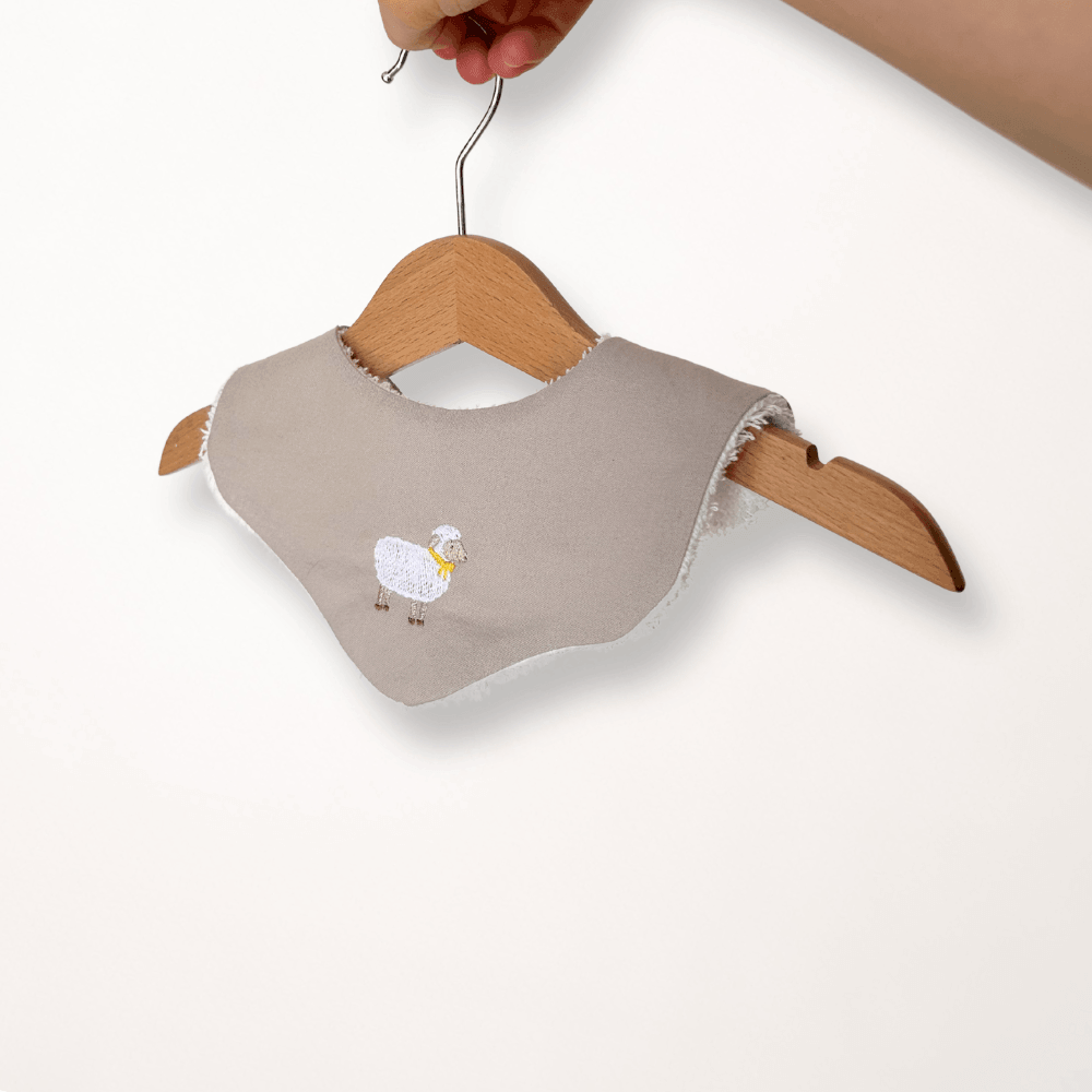 Babybib Schaf bestickt – Lätzchen – Bild 7