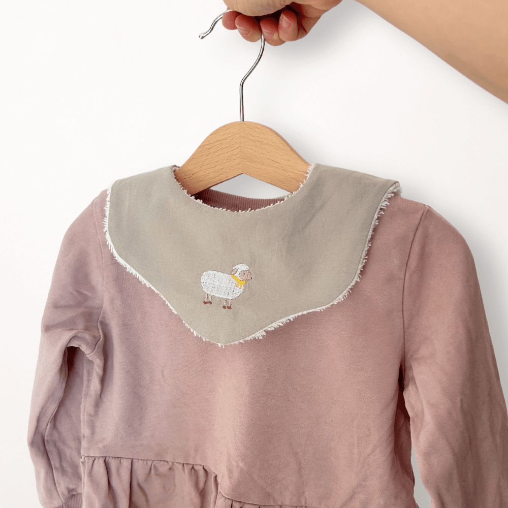 Babybib Schaf bestickt – Lätzchen – Bild 5