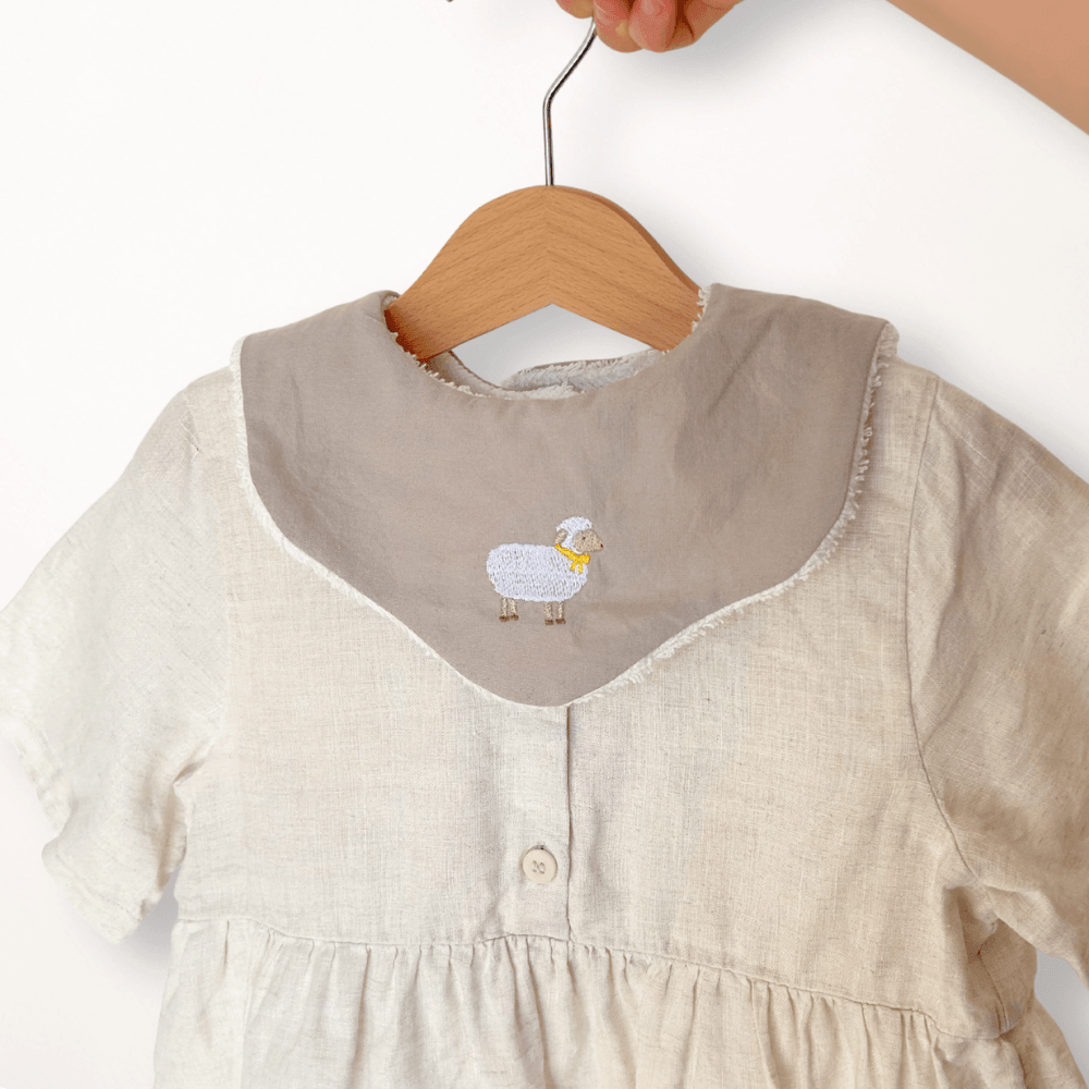 Babybib Schaf bestickt – Lätzchen – Bild 4