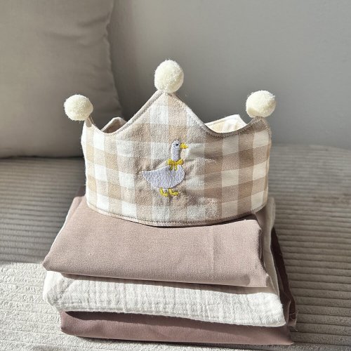 Krone Karo Gans bestickt – Geburtstagskrone