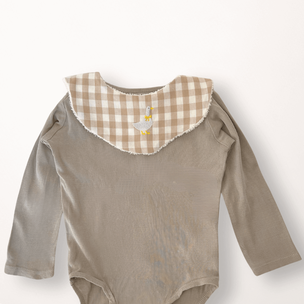 Babybib Gans Karo bestickt – Lätzchen – Bild 6