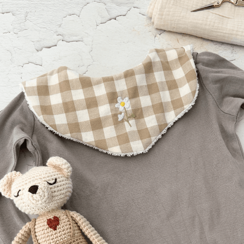 Babybib Karo Blume – Lätzchen